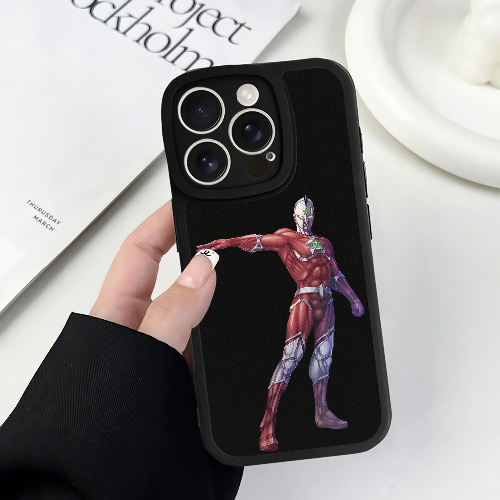 （画像用） ウルトラマン Ultraman 【iPhone 16シリーズ対応】シリコンスマホケース（レザー調） 材質：シリコン